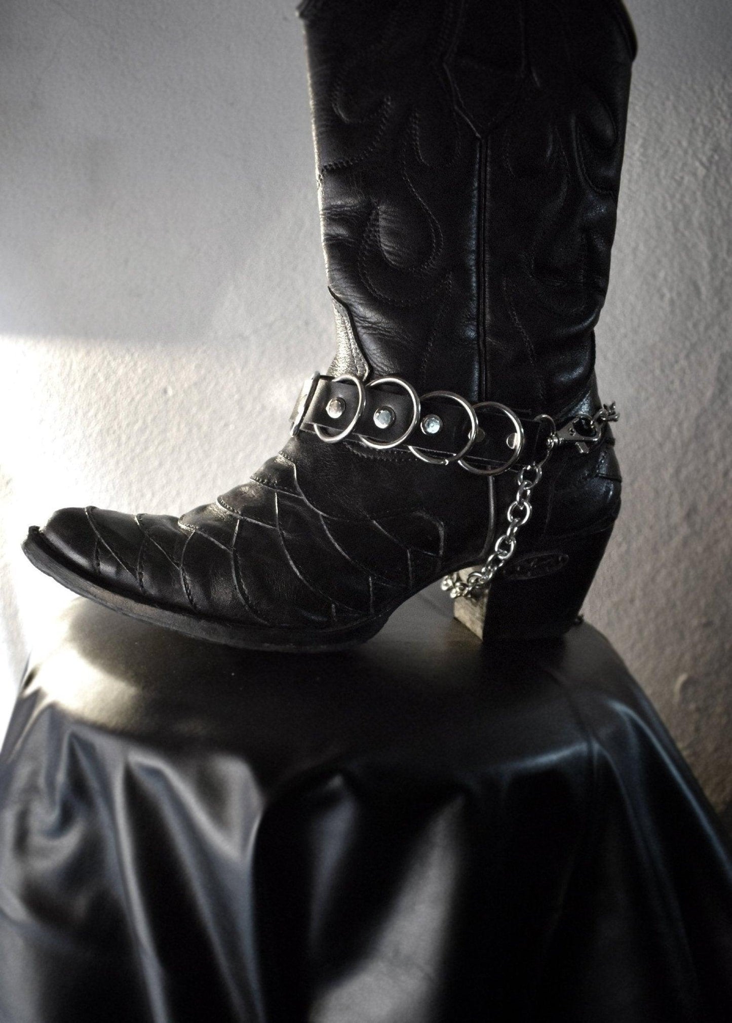 Handmade O-ring Faux leather strap boot ⇹ Vegan leather rings harness ⇹ chain rings strap boots - Finedaytodie